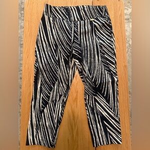 Black White Abstract Capri Pants Women Size 6 Pull On Stretch Cropped